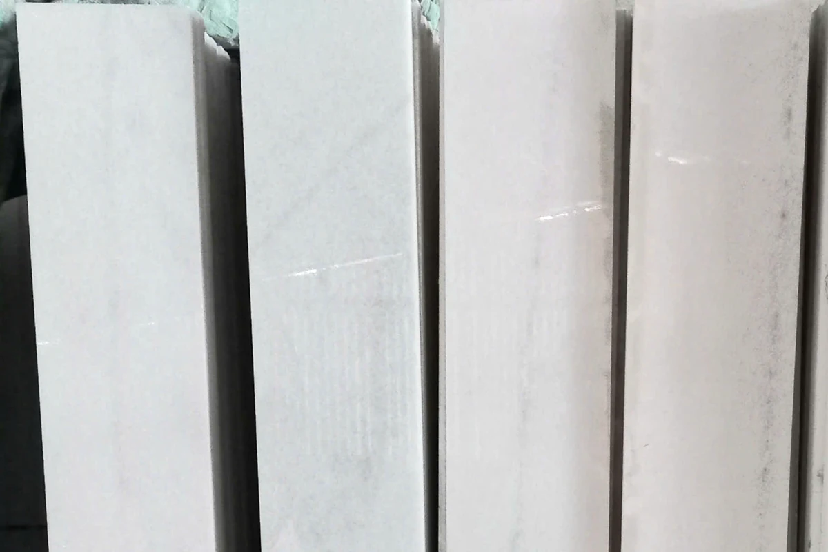 Các tấm đá trắng mài thành phẩm kích thước 20×80 cm tại xưởng Minh Sang Stone