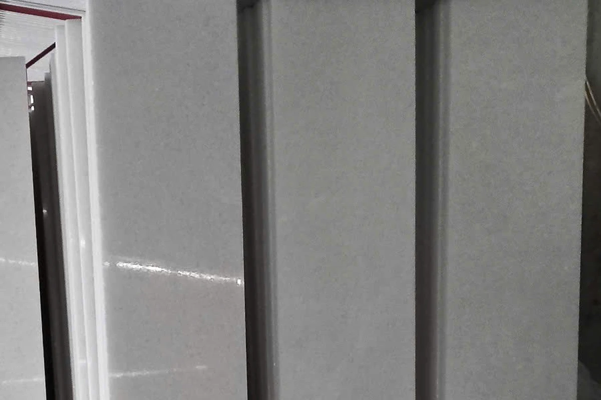 Các tấm đá trắng mài thành phẩm kích thước 30×80 cm tại xưởng Minh Sang Stone