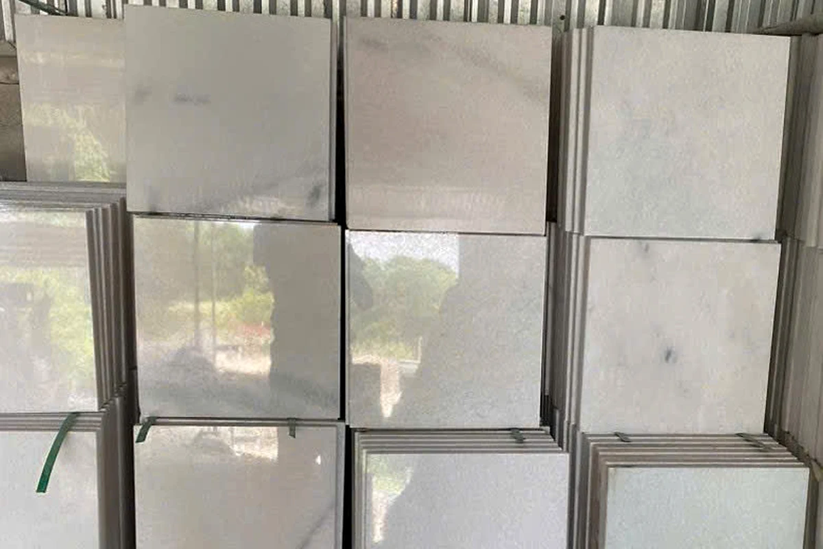 Các tấm đá trắng mài thành phẩm kích thước 40×40 cm tại xưởng Minh Sang Stone