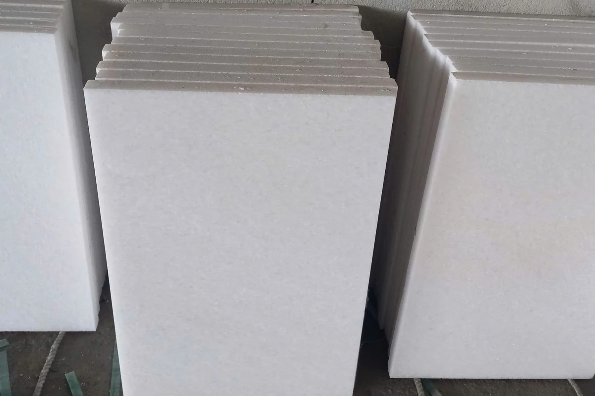 Các tấm đá trắng mài thành phẩm kích thước 40×60 cm tại xưởng Minh Sang Stone