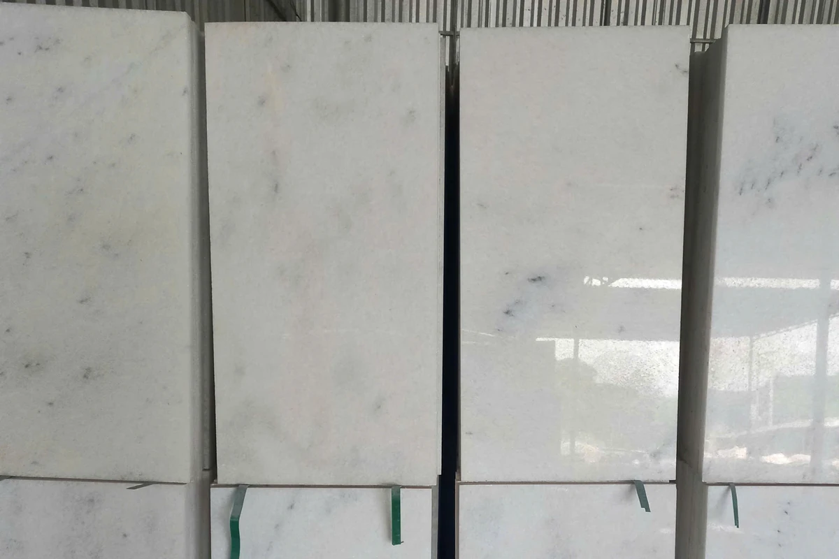 Các tấm đá trắng mài thành phẩm kích thước 40×80 cm tại xưởng Minh Sang Stone